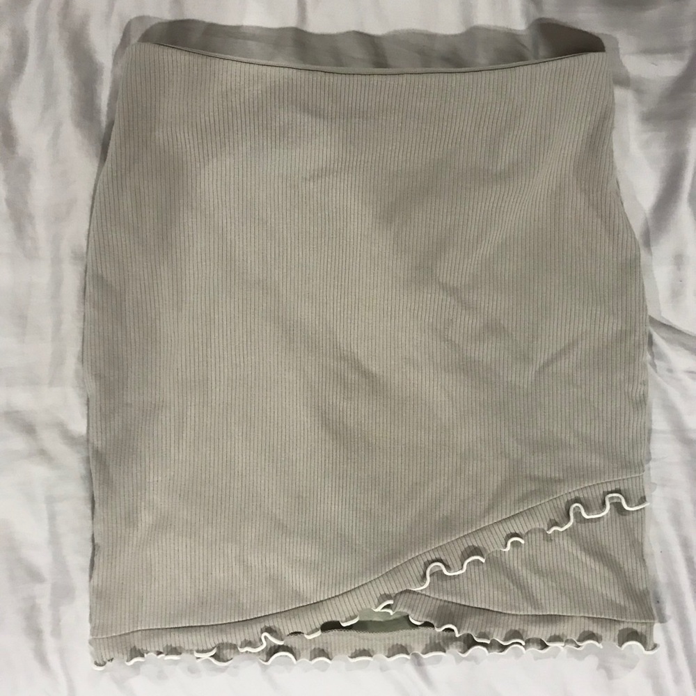 Brand new aritzia taupe skirt